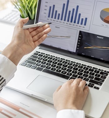 woman-pointing-laptop-screen-freepik_crop