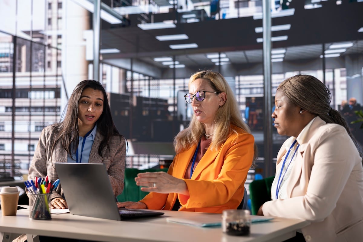 female-ceos-business-meeting_magnific